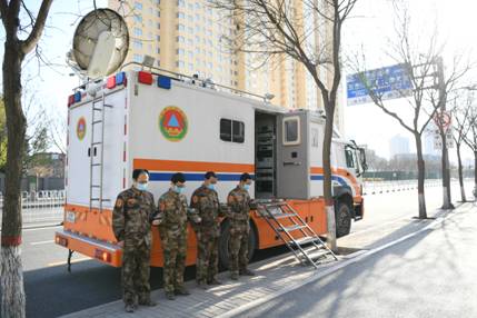 山西省人防辦信息保障中心值守人員肅立默哀，向英雄致敬、愿逝者安息